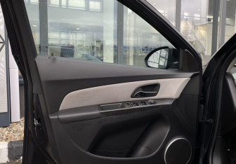 Подержанный автомобиль Chevrolet Cruze Hatchback 2012 года (17 фото)