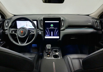 Подержанный автомобиль Hongqi HS3 2024 года (11 фото)