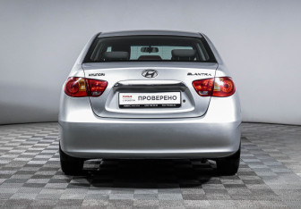 Подержанный автомобиль Hyundai Elantra Sedan 2010 года (6 фото)