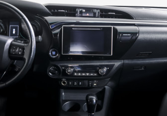 Подержанный автомобиль Toyota Hilux 2020 года (15 фото)
