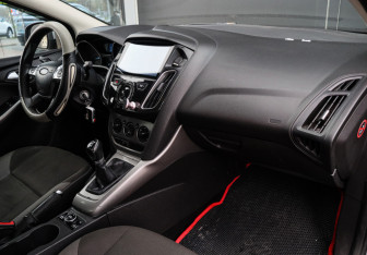 Подержанный автомобиль Ford Focus Sedan 2011 года (7 фото)