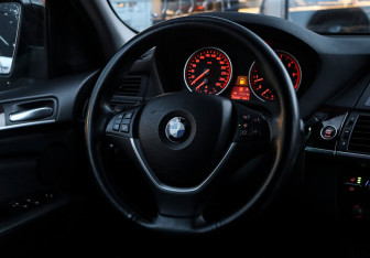 Подержанный автомобиль BMW X5 2010 года (13 фото)