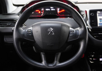 Подержанный автомобиль Peugeot 208 2013 года (13 фото)