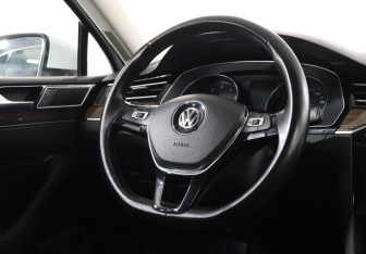 Подержанный автомобиль Volkswagen Passat Sedan 2017 года (15 фото)