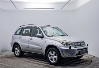 Подержанный автомобиль Toyota RAV4 2005 года (7 фото)