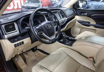 Подержанный автомобиль Toyota Highlander 2014 года (13 фото)