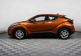 Подержанный автомобиль Toyota C-HR 2019 года (8 фото)
