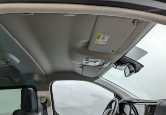 Подержанный автомобиль Peugeot Traveller 2019 года (23 фото)