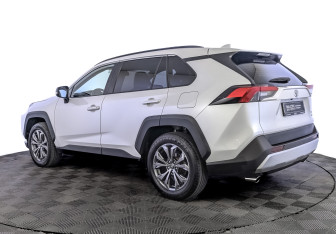 Подержанный автомобиль Toyota RAV4 2024 года (7 фото)