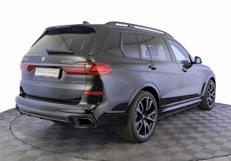 Подержанный автомобиль BMW X7 2021 года (5 фото)