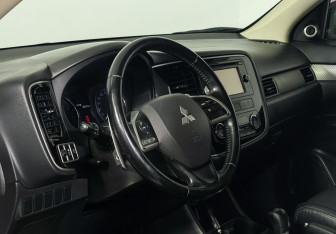 Подержанный автомобиль Mitsubishi Outlander 2013 года (13 фото)