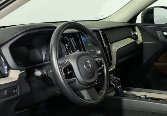 Подержанный автомобиль Volvo XC60 2019 года (13 фото)