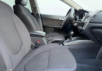 Подержанный автомобиль Kia Cerato Sedan 2010 года (10 фото)