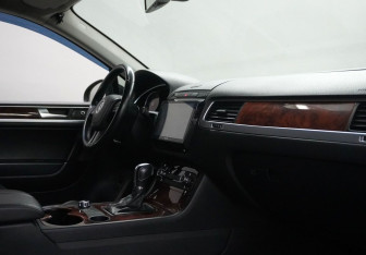 Подержанный автомобиль Volkswagen Touareg 2012 года (12 фото)
