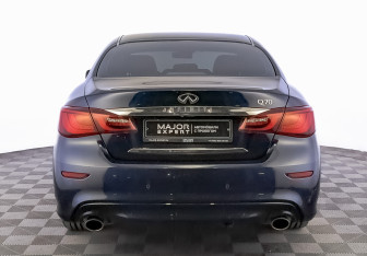 Подержанный автомобиль Infiniti Q70 2015 года (6 фото)