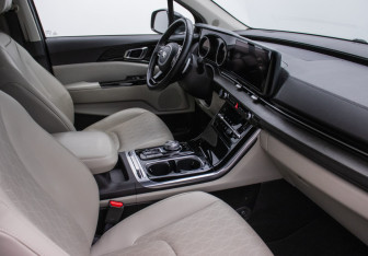 Подержанный автомобиль Kia Carnival 2020 года (7 фото)