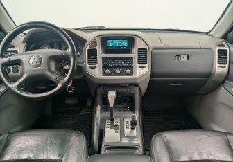 Подержанный автомобиль Mitsubishi Pajero 2006 года (9 фото)
