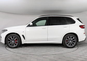 Подержанный автомобиль BMW X5 2022 года (5 фото)