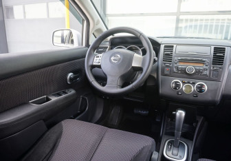 Подержанный автомобиль Nissan Tiida Hatchback 2010 года (13 фото)