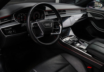 Подержанный автомобиль Audi A8 2023 года (14 фото)