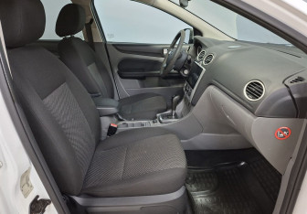 Подержанный автомобиль Ford Focus Sedan 2011 года (10 фото)