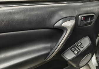 Подержанный автомобиль Toyota RAV4 2003 года (12 фото)