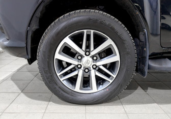 Подержанный автомобиль Toyota Hilux 2017 года (16 фото)