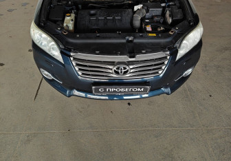 Подержанный автомобиль Toyota RAV4 2010 года (16 фото)