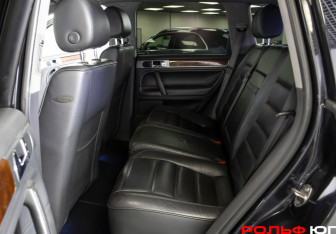 Подержанный автомобиль Volkswagen Touareg 2002 года (8 фото)