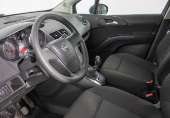 Подержанный автомобиль Opel Meriva 2011 года (10 фото)
