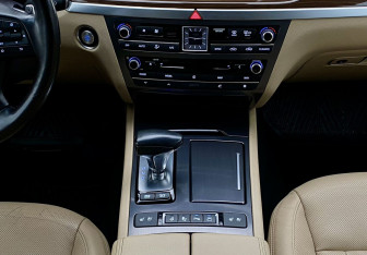 Подержанный автомобиль Genesis G80 2017 года (14 фото)