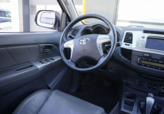 Подержанный автомобиль Toyota Hilux 2013 года (12 фото)