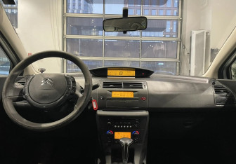 Подержанный автомобиль Citroen C4 Hatchback 2009 года (9 фото)