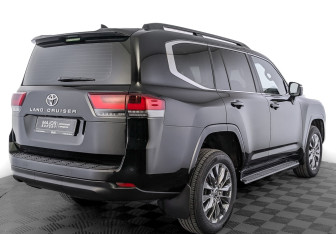 Подержанный автомобиль Toyota Land Cruiser Suv 2022 года (5 фото)
