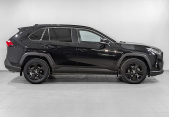 Подержанный автомобиль Toyota RAV4 2021 года (4 фото)