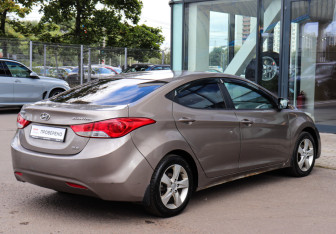 Подержанный автомобиль Hyundai Elantra Sedan 2013 года (4 фото)