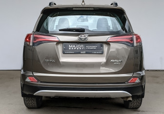 Подержанный автомобиль Toyota RAV4 2016 года (6 фото)