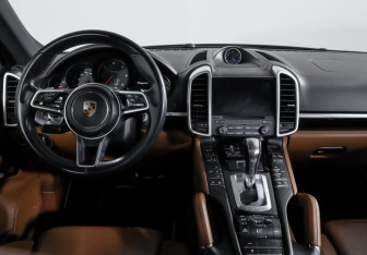 Подержанный автомобиль Porsche Cayenne 2016 года (12 фото)