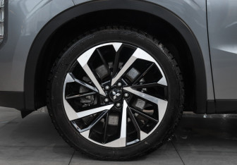 Подержанный автомобиль Mitsubishi Outlander 2022 года (25 фото)