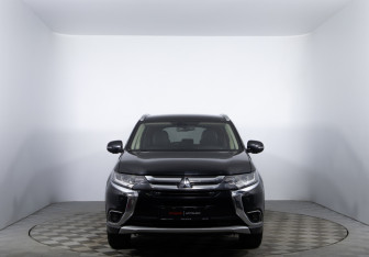 Подержанный автомобиль Mitsubishi Outlander 2018 года (2 фото)