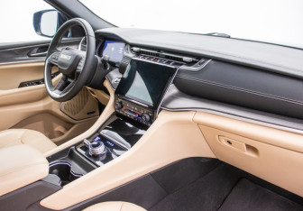 Подержанный автомобиль Jeep Grand Cherokee 2023 года (10 фото)