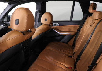 Подержанный автомобиль BMW X5 2020 года (15 фото)