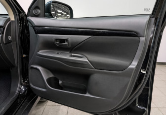 Подержанный автомобиль Mitsubishi Outlander 2019 года (24 фото)