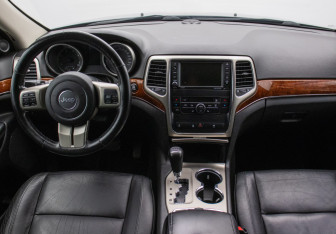 Подержанный автомобиль Jeep Grand Cherokee 2012 года (13 фото)