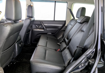 Подержанный автомобиль Mitsubishi Pajero 2014 года (12 фото)