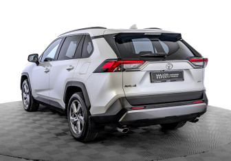 Подержанный автомобиль Toyota RAV4 2021 года (8 фото)