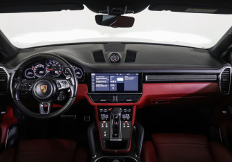 Подержанный автомобиль Porsche Cayenne 2018 года (14 фото)