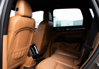 Подержанный автомобиль Porsche Cayenne 2013 года (11 фото)