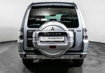 Подержанный автомобиль Mitsubishi Pajero 2012 года (6 фото)