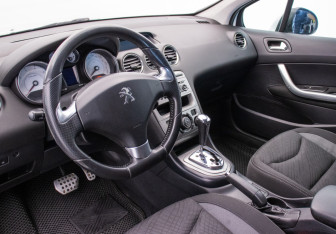Подержанный автомобиль Peugeot 408 2015 года (9 фото)
